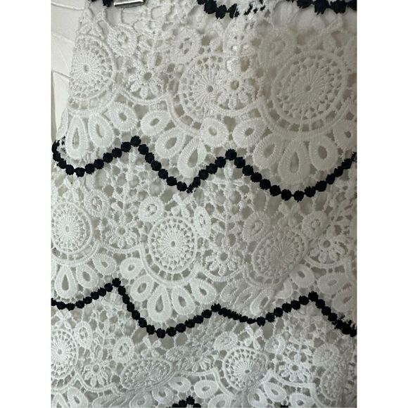 Bebe Scalloped Lace Shorts - Picture 4 of 12